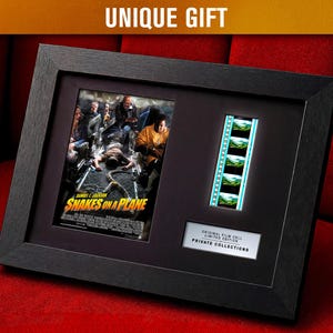 Könnte beinhalten: Ein schwarz gerahmtes Display mit einem Snakes on a Plane Filmplakat, einem vertikalen Streifen aus vier Filmzellen und einer weißen Plakette mit der Aufschrift Original Film Cell Limited Edition Private Collections. Oben steht Unique Gift.