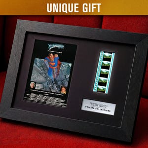Può includere: Cornice nera contenente cimeli del film Superman. Include un poster del film, una striscia di pellicola e una targa con la scritta "Original Film Cell Limited Edition Private Collections". La parte superiore della cornice riporta la scritta "UNIQUE GIFT".