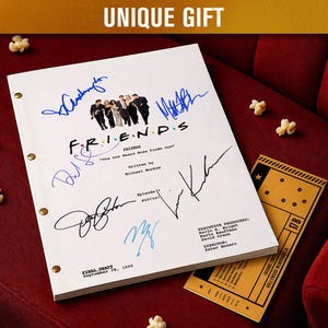 Pode incluir: Uma placa de madeira rústica branca com a palavra "Welcome" escrita à mão. Um pequeno coração decorativo está preso na parte inferior. O fundo é uma imagem desfocada de uma superfície de madeira, evocando um estilo rústico.