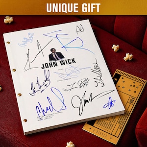 Könnte beinhalten: Ein weißes Film-Drehbuch mit dem Titel "John Wick" mit mehreren Unterschriften in blauer und schwarzer Tinte. Das Drehbuch liegt auf einer roten Oberfläche mit Popcorn und einer Kinokarte. Der Text "UNIQUE GIFT" steht oben.
