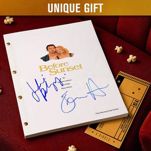 Puede incluir: Un guion blanco de la película "Before Sunset" con firmas en tinta azul, una entrada de cine y palomitas de maíz sobre una superficie de terciopelo rojo. El guion tiene una foto de los actores y las palabras "Unique Gift" en la parte superior.