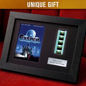 Könnte beinhalten: Schwarz gerahmtes Film-Erinnerungsstück mit dem Film "Casper" mit Bill Pullman und Christina Ricci. Der Rahmen enthält ein Filmposter und einen Filmstreifen. Der Text "UNIQUE GIFT" befindet sich oben.