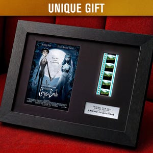 Può includere: Un set di tre tazze in ceramica con finitura opaca e macchiettata. Le tazze sono nei toni del crema, grigio chiaro e grigio scuro. Ogni tazza ha un design semplice e minimalista e un manico arrotondato.