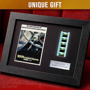 Op de afbeelding: Witte keramische mok met een zwarte handgreep en de tekst "But First, Coffee" in zwarte letters. De mok staat tegen een vage achtergrond, wat een gezellige sfeer suggereert.