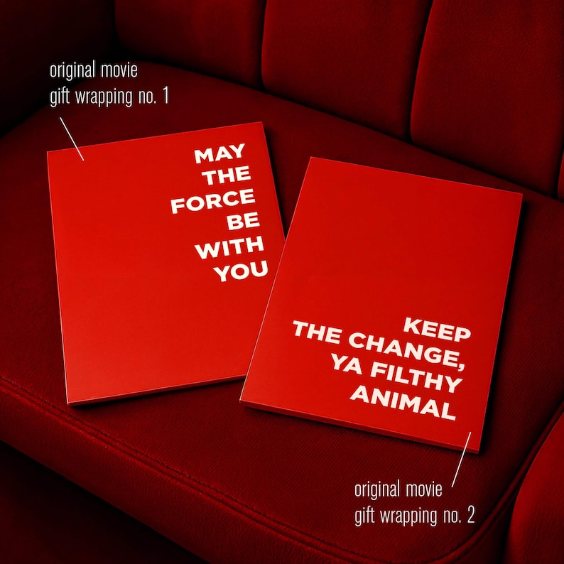 Pode incluir: Dois pap&eacute;is de embrulho vermelhos com texto branco. Um diz "MAY THE FORCE BE WITH YOU", o outro diz "KEEP THE CHANGE, YA FILTHY ANIMAL". A frase "original movie gift wrapping" tamb&eacute;m est&aacute; presente.
