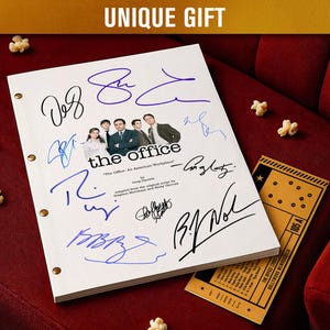 Può includere: Una sceneggiatura bianca con il titolo "the office" e firme in inchiostro blu. La sceneggiatura è su un sedile rosso con popcorn e un biglietto. Il testo "UNIQUE GIFT" è in alto.