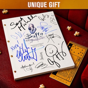 Op de afbeelding: Handgemaakt houten bord met de tekst "Welkom" in een speels lettertype. Het bord heeft een verweerde witte achtergrond en een donker gebeitste houten lijst, perfect voor een voordeur.