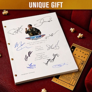 Puede incluir: Un guion blanco con firmas, el logo de "Top Gun: Maverick" y texto, con una entrada de cine y palomitas de maíz sobre una superficie roja. El texto "UNIQUE GIFT" está en la parte superior.
