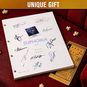Puede incluir: Un guion blanco con múltiples firmas, el título "Euphoria" y una pequeña foto. Una entrada de cine y palomitas de maíz están sobre una superficie roja. El texto "UNIQUE GIFT" está en la parte superior.