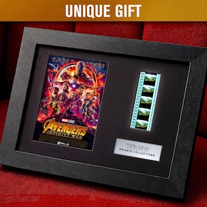 Puede incluir: Póster enmarcado de la película Avengers: Infinity War con una tira de película y una placa que dice "Original Film Cell Limited Edition Private Collections". El marco es negro y el fondo es rojo.