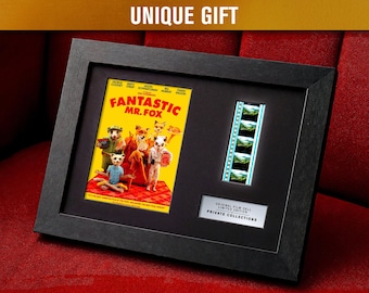 Op de afbeelding: Zwart ingelijst kunstwerk met een filmposter voor "Fantastic Mr. Fox", een filmstrip en een plaquette met de tekst "Original Film Cell Limited Edition Private Collections". De poster heeft een gele achtergrond.