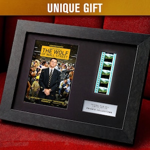 Puede incluir: Una taza de cerámica blanca con un asa negra y el texto "But first, coffee" en un estilo manuscrito. La taza está sobre una superficie blanca. La taza mide aproximadamente 10 cm de alto.