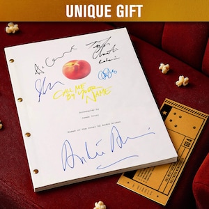 Può includere: Una sceneggiatura bianca con il titolo "Call Me By Your Name" e diverse firme, un'illustrazione di pesca e un biglietto del cinema su una superficie di velluto rosso. Il testo "UNIQUE GIFT" è in alto, con popcorn sparsi.