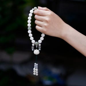 Vita bodhirotpärlor, prydda med grön jade, handgjorda buddhistiska bönepärlor för meditation.