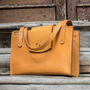 Camel Tote   Leather Bag     Stiff and Strong Handbag    True Handmade Purse    Made in My Studio    LadyBuQ  Bag  b/f