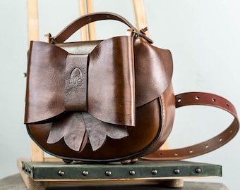 Vegetable Tanned Leather Saddle Purse: Bow Crossbody Bag