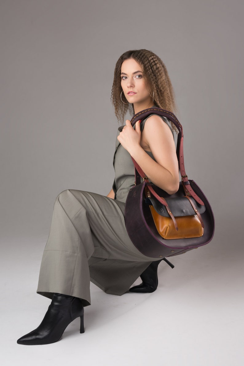 Beau et unique sac à bandoulière Sac fait main de couleur prune Sac bohème de haute qualité Art original Ladybuq Grand sac à main urbain personnalisable image 3