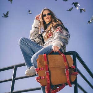 Bunter Rucksack mit zwei Innenfächern Echter handgemachter Original Lederrucksack mit langem Schulterriemen und Gesäßtasche
