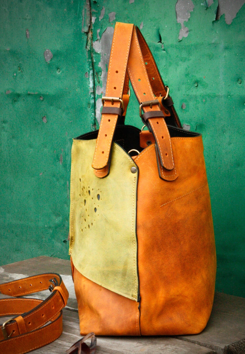 Back of the bag made of one piece of leather