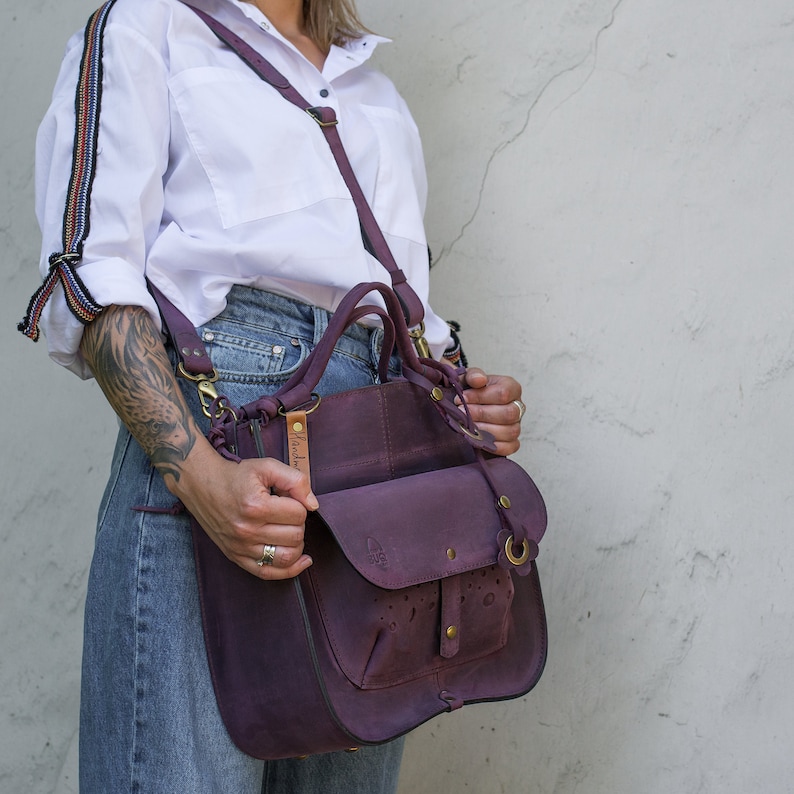 Stiff and roomy handbag made of beautiful leather in plum color