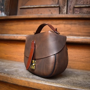 Saddle purse and backpack, orginal crossbody handmade handbag, leather bag, personalized bag, brown veg leather backpack, unique vintage bag image 3
