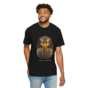 Camiseta con la máscara dorada de Tutankamón, arte e historia egipcia, camiseta de algodón Comfort Colors imagen 1