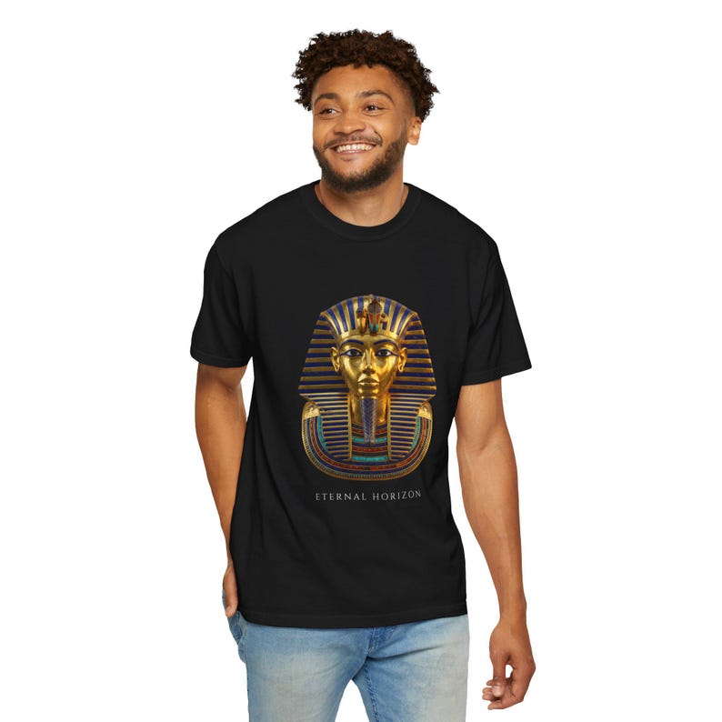 Camiseta con la máscara dorada de Tutankamón, arte e historia egipcia, camiseta de algodón Comfort Colors imagen 1