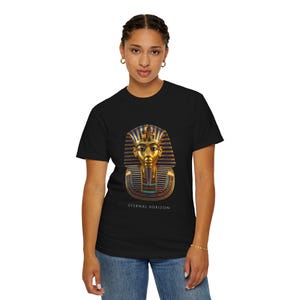 Camiseta con la máscara dorada de Tutankamón, arte e historia egipcia, camiseta de algodón Comfort Colors imagen 2
