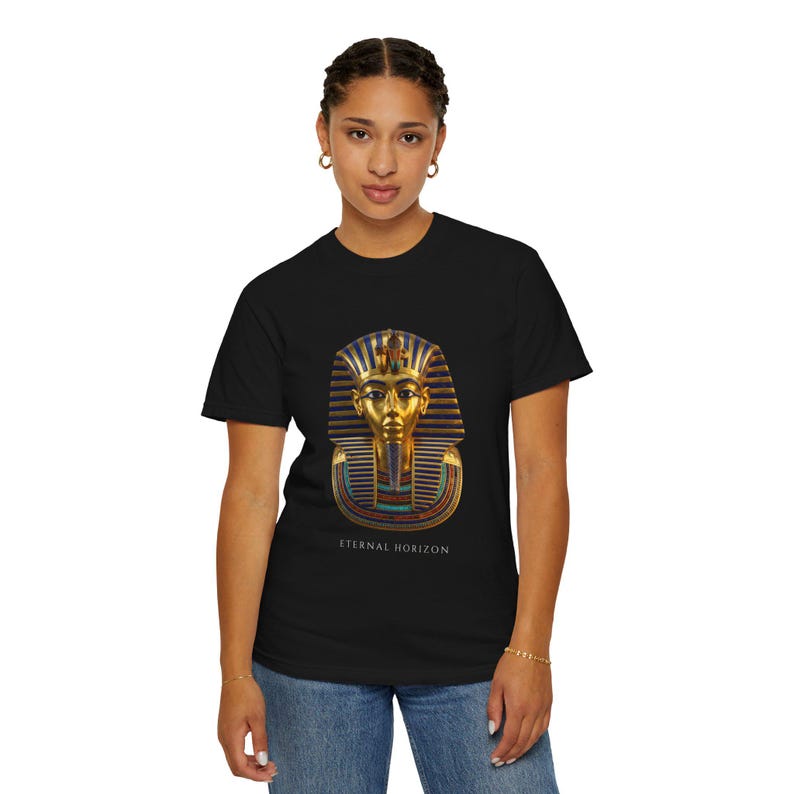 Camiseta con la máscara dorada de Tutankamón, arte e historia egipcia, camiseta de algodón Comfort Colors imagen 2