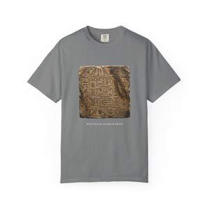 Camiseta con jeroglíficos y escritura Nsibidi, camiseta de historia africana, camiseta de la colección Bronze & Nile, regalo afrocéntrico, unisex teñida en prenda. imagen 7