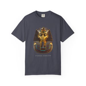 Camiseta con la máscara dorada de Tutankamón, arte e historia egipcia, camiseta de algodón Comfort Colors imagen 9
