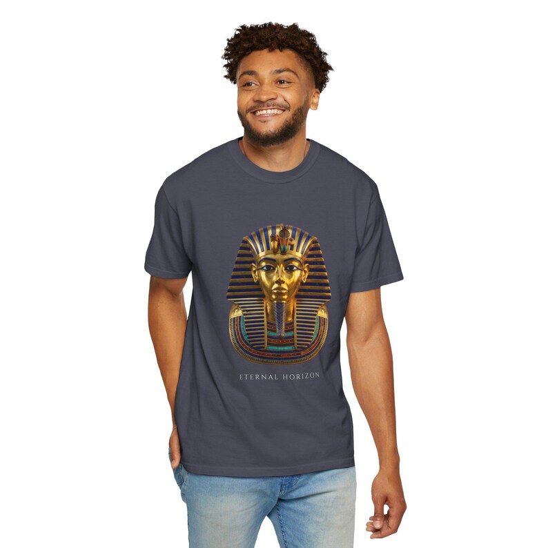 Camiseta con la máscara dorada de Tutankamón, arte e historia egipcia, camiseta de algodón Comfort Colors imagen 6