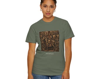 Puede incluir: Una camiseta verde oliva con un estampado gráfico rectangular central de un relieve en tono bronce que representa a una figura central a caballo rodeada de figuras de pie y arrodilladas, con la palabra TRIUMPHANT impresa debajo.