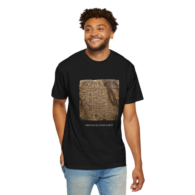 Camiseta con jeroglíficos y escritura Nsibidi, camiseta de historia africana, camiseta de la colección Bronze & Nile, regalo afrocéntrico, unisex teñida en prenda. imagen 5