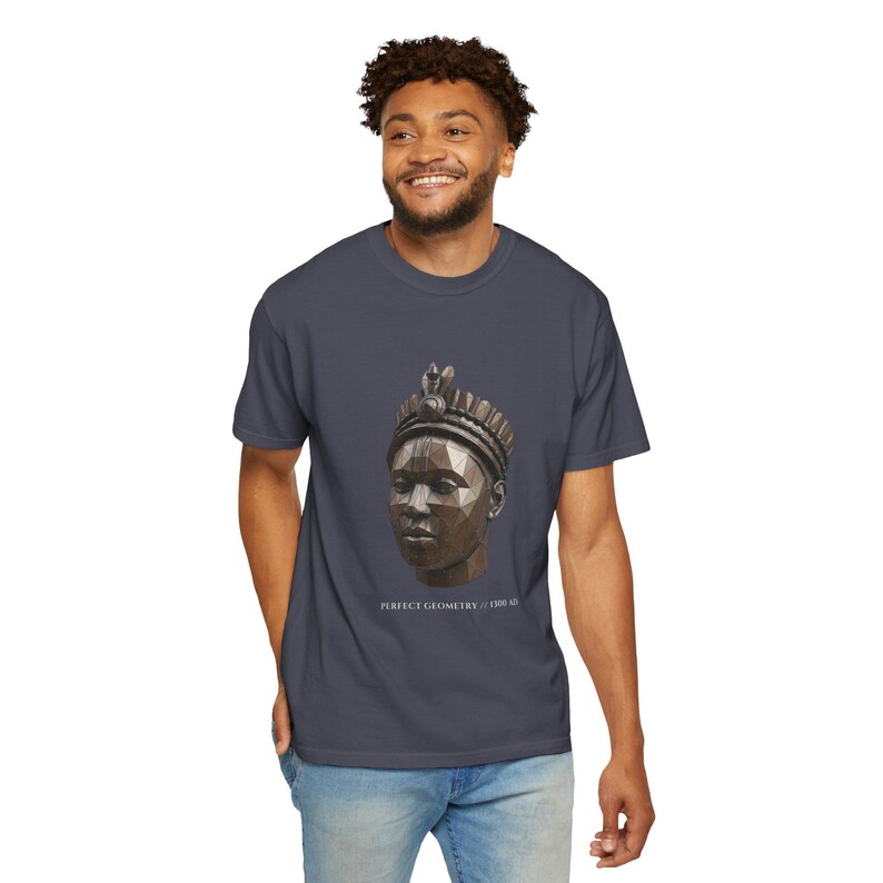 Camiseta Ife Head Wireframe, Colección Bronce y Nilo, Camiseta de Arte Africano (Teñida en Prenda) imagen 2
