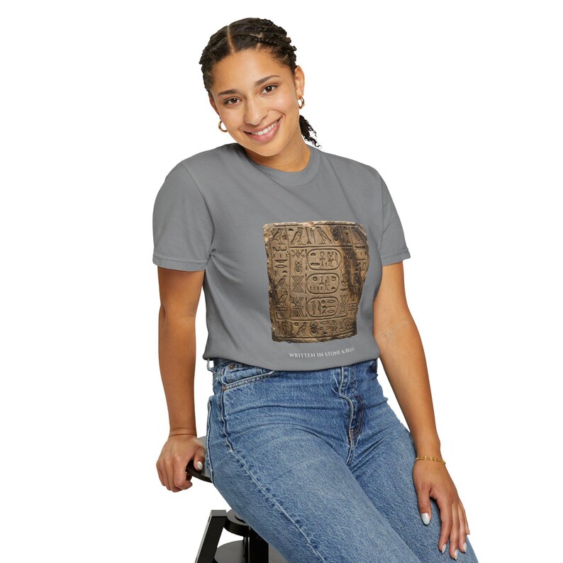Camiseta con jeroglíficos y escritura Nsibidi, camiseta de historia africana, camiseta de la colección Bronze & Nile, regalo afrocéntrico, unisex teñida en prenda. imagen 4