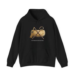 Pode incluir: Uma camisola com capuz preta com uma impressão gráfica de um cajado e um mangual egípcios dourados cruzados sobre um cartucho dourado. Abaixo do gráfico, o texto SOVEREIGN BY NATURE está impresso em letras maiúsculas brancas.