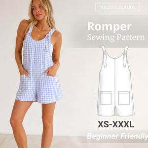 Może przedstawiać: Jasnoniebiesko-biały romper w kratkę z kieszeniami. Obrazek przedstawia również rysunek techniczny rompera oraz tekst "Romper Sewing Pattern" i "XS-XXXL Beginner Friendly".