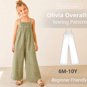 Può includere: Una tuta a quadretti vichy verdi e bianchi con corpetto arricciato e spalline sottili. Il testo recita HauteCouture. Olivia Overalls Sewing Pattern 6M-10Y Beginner Friendly. È presente anche un disegno al tratto bianco della tuta.