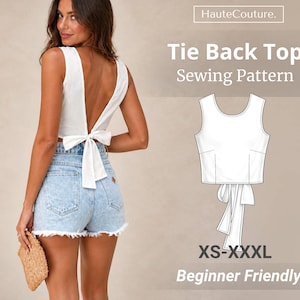 Könnte beinhalten: Ein weißes Top zum Binden am Rücken mit tiefem Rückenausschnitt und Schleifendetail, kombiniert mit Jeansshorts. Das Bild zeigt auch ein Schnittmuster für ein Top zum Binden am Rücken mit dem Text "Tie Back Top Sewing Pattern" und der Größe "XS-XXXL".