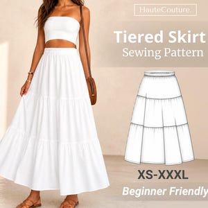 Pode incluir: Um conjunto de saia branca com camadas e top curto. A saia tem um design fluido e em camadas. A imagem também apresenta uma ilustração do padrão de costura da saia, com o texto "Tiered Skirt Sewing Pattern" e "XS-XXXL Beginner Friendly."