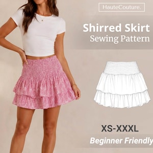Pode incluir: Uma saia franzida rosa com padrão e design em camadas, combinada com uma blusa branca de manga curta. A imagem inclui o texto HauteCouture., Shirred Skirt Sewing Pattern, XS-XXXL e Beginner Friendly, ao lado de um desenho técnico.