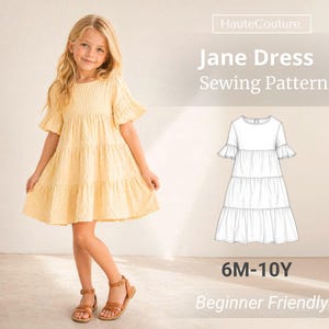 Könnte beinhalten: Ein junges Mädchen trägt ein gelbes Stufenkleid mit Rüschenärmeln und braunen Sandalen. Das Bild enthält eine Schnittmusterillustration des Kleides mit der Bezeichnung "Jane Dress Sewing Pattern" und der Größenangabe "6M-10Y". Der Text "Beginner Friendly" ist ebenfalls vorhanden.