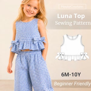 Può includere: Un top senza maniche a quadretti vichy blu e bianchi con orlo a balze e fiocchi laterali, abbinato a pantaloni larghi coordinati. L'immagine include un disegno tecnico del top, il testo HauteCouture, Luna Top Sewing Pattern e 6M-10Y.