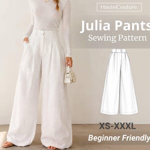 Può includere: Pantaloni bianchi a gamba larga con vita alta, pieghe frontali e tasche laterali. Il testo recita HauteCouture. Julia Pants Sewing Pattern XS-XXXL Beginner Friendly. Un disegno tecnico dei pantaloni è incluso sul lato destro.