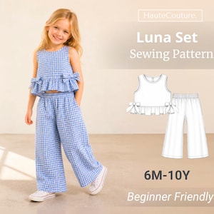 Könnte beinhalten: Ein junges Mädchen trägt ein blau-weißes Luna-Set, ein Schnittmuster für ein Oberteil und eine Hose. Das Oberteil hat Rüschenärmel und einen Rüschensaum. Die Hose ist weit geschnitten. Das Bild zeigt auch eine Strichzeichnung des Musters und den Text "Luna Set Sewing Pattern".