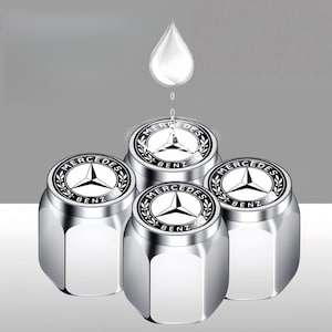 Puede incluir: Cuatro tapones de válvula de neumático Mercedes-Benz plateados. Cada tapón presenta el logotipo de Mercedes-Benz, una estrella de tres puntas dentro de un emblema circular y la palabra "BENZ". Los tapones tienen forma hexagonal.