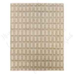 Puede incluir: Una alfombra rectangular con un patr&oacute;n geom&eacute;trico repetitivo de rect&aacute;ngulos verticales en color beige claro y gris suave. El dise&ntilde;o crea un efecto tridimensional con tonos claros y oscuros alternos, acabado con un fleco corto en los bordes.