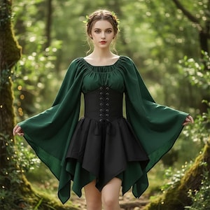 Peut inclure: Robe médiévale verte et noire. La robe présente de longues manches fluides, une encolure carrée et un corsage corset noir ajusté avec un laçage sur le devant. La jupe est noire et superposée, créant un ourlet asymétrique unique.