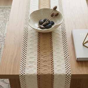 Caminho de mesa bege em macramê com franjas, decoração rústica para sala de jantar, centro de mesa boho com renda para cozinha, detalhe rústico para chá de panela ou casamento.